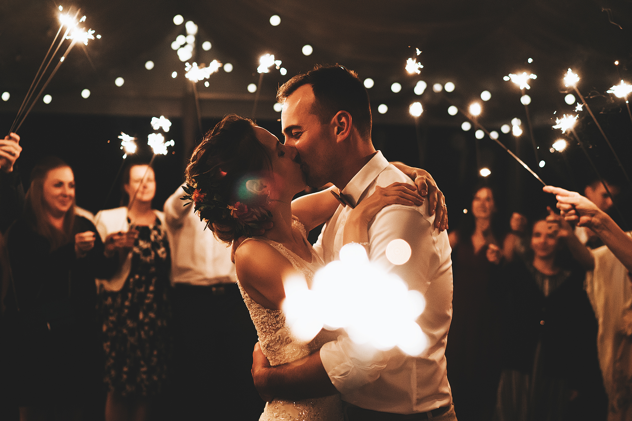 První pohled novomanželů — svatební fotografie